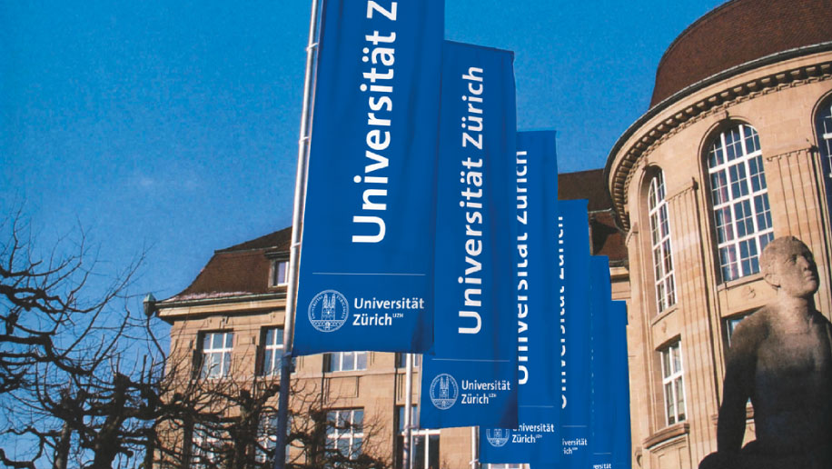 Fahnen Fahnen vor dem Hauptgebäude